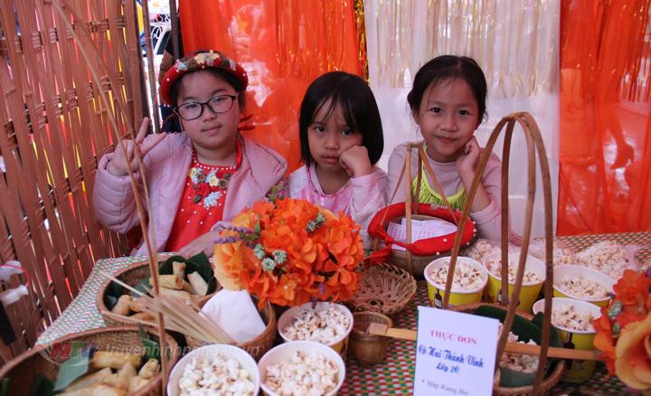 Các món ăn bày bán tại các gian hàng do chính tay 
