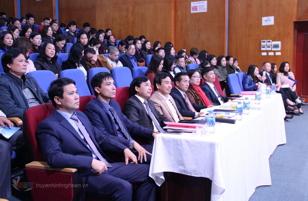 Các đại biểu dự lễ trao giải.