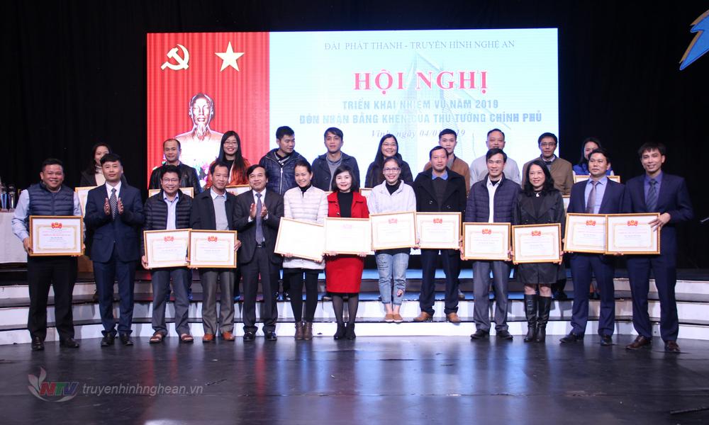 Trao Giấy khen cho các Tập thể lao động tiên tiến và các cá nhân đạt danh hiệu Chiến sĩ thi đua cấp cơ sở năm 2018.