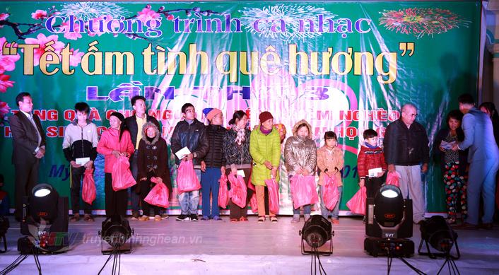Trao quà cho học sinh 
