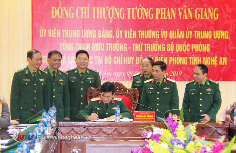 Thượng tướng Phan Văn Giang đã ghi cảm tưởng vào sổ vàng truyền thống BĐBP PG88 go Bắn cá