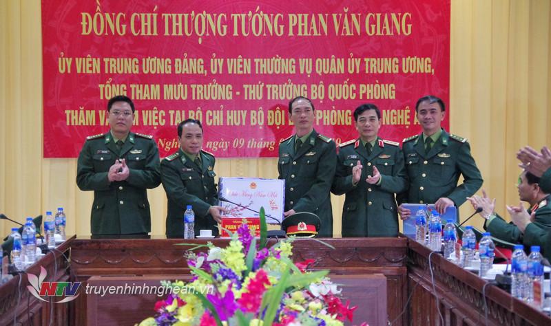 Thượng tướng Phan Văn Giangtặng quà, chúc Tết nguyên đán Kỷ Hợi cán bộ chiến sỹ BĐBP PG88 go Bắn cá.