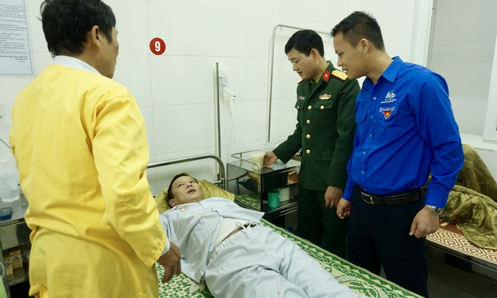 Phát cháo miễn phí đến từng giường bệnh.