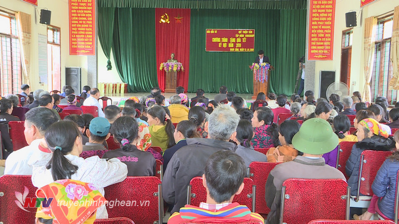 Toàn cảnh buổi lễ trao quà.