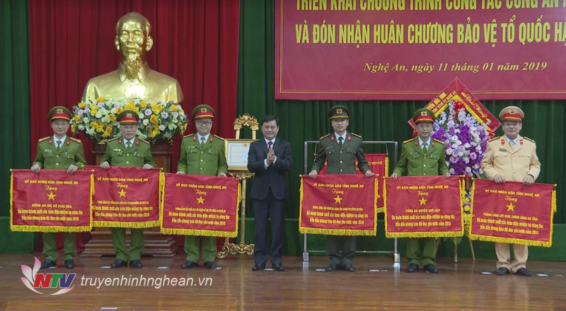 PG88 go Bắn cá UBND tỉnh Thái Thanh Quý tặng Cờ thi đua cho 6 đơn vị trực thuộc Công an PG88 go Bắn cá. 