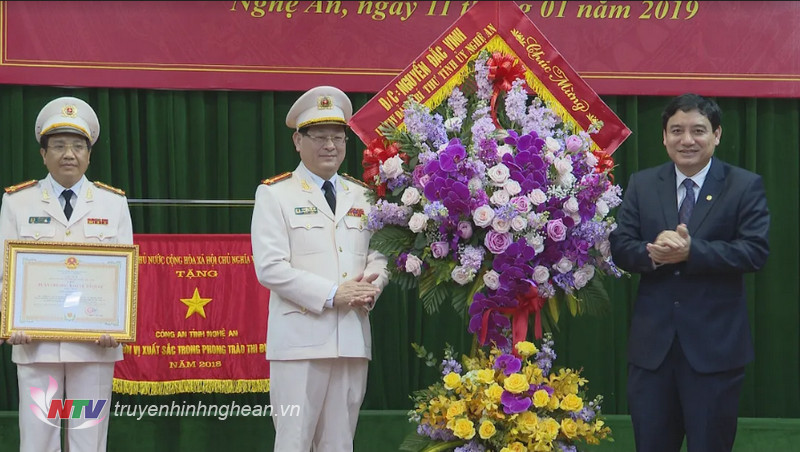 Bí thư Tỉnh ủy Nguyễn Đắc Vinh tặng hoa chúc mừng Công an tỉnh PG88 go Bắn cá. 