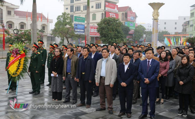 Các đại biểu dâng hoa tưởng niệm các anh hùng liệt sỹ.