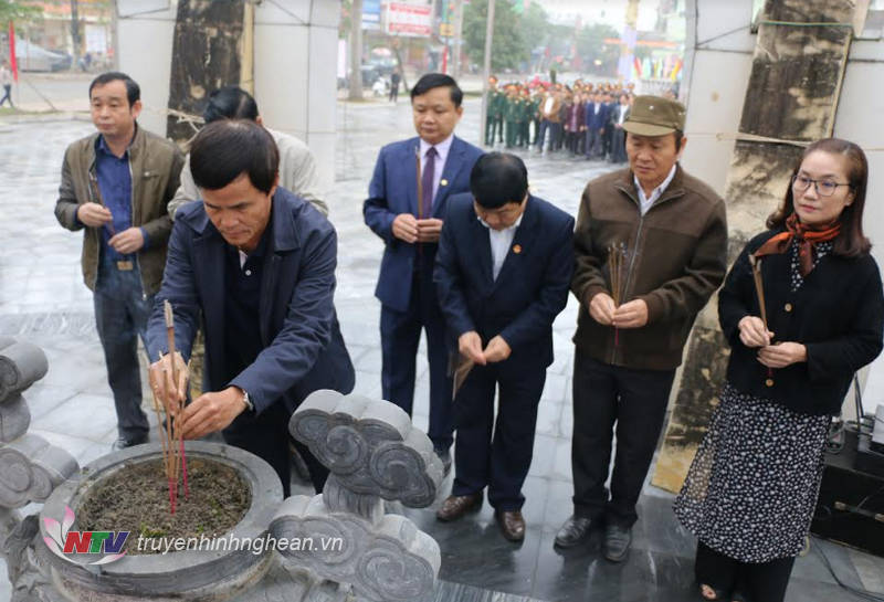 Các đại biểu dâng hương