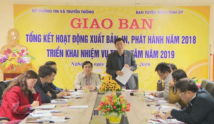 Đồng chí Kha Văn Tám - Kha Văn Tám – Phó Trưởng ban Tuyên giáo Tỉnh ủy phát biểu tại hội nghị giao ban.