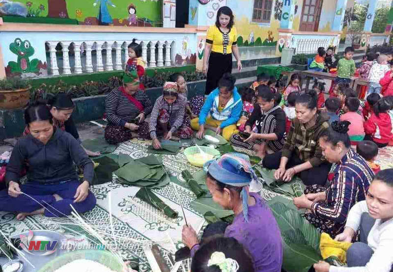 Nhà trường phối hợp cùng phụ huynh học sinh tổ chức hoạt động ngoại khóa trải nghiệm làm bánh cho các bé.