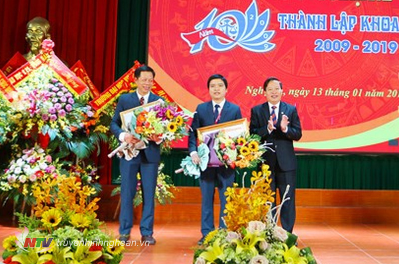 GS.TS Đinh Xuân Khoa - Hiệu trưởng Trường Đại học Vinh trao Bằng khen của Bộ Giáo dục và Đào tạo cho tập thể, cá nhân có thành tích của Khoa Luật. 