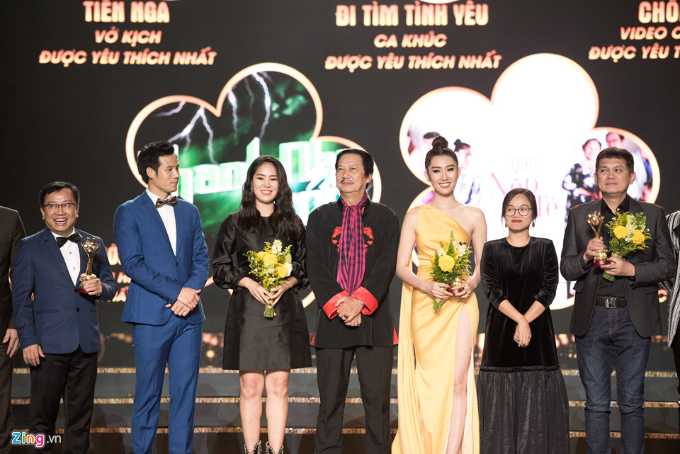 Dàn diễn viên "Gạo nếp gạo tẻ" nhận giải.