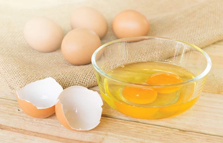 Đắp lòng đỏ trứng gà trộn với mật ong cũng là cách được khá nhiều nàng da khô sử dụng thành công.