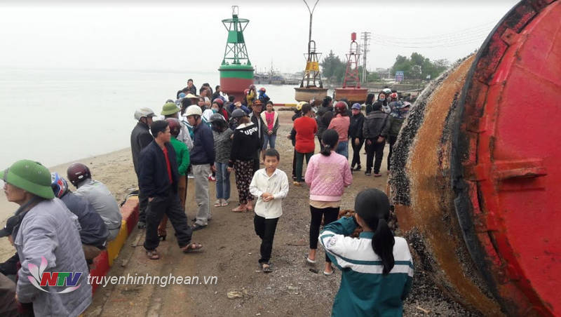 Nhiều người dân tập trung khu vực cảng Cửa Hội - nơi xảy ra tai nạn.