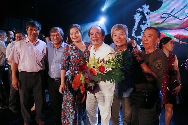Nguyễn Trọng Tạo trong vòng tay chúc mừng của người thân, bạn bè, khán giả sau thành công của đêm nhạc "Khúc hát sông quê" tổ chức tại quê nhà.