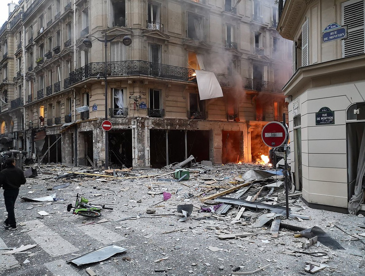 Hiện trường vụ nổ khí gas tiệm bánh mỳ tại trung tâm Paris sáng 12/1.