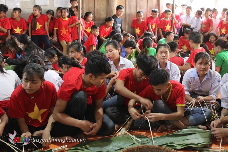 Các bạn nhỏ tỉ mỉ chuẩn bị nguyên liệu gói bánh.
