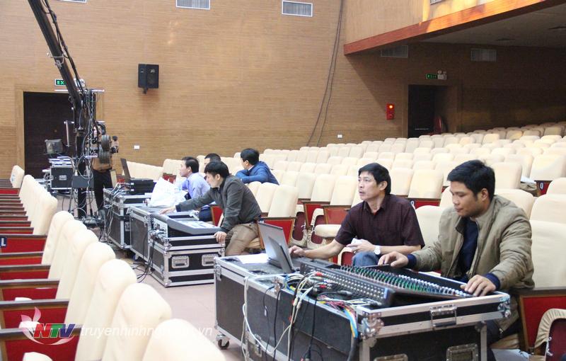 Các bộ phận sẵn sàng cho chương trình truyền hình trực tiếp.