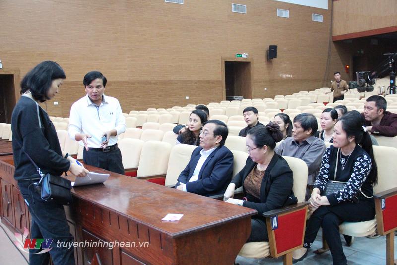 Giám đốc Đài PT-TH PG88 go Bắn cá Nguyễn Như Khôi trao đổi với ê kíp sản xuất phát sóng chương trình.