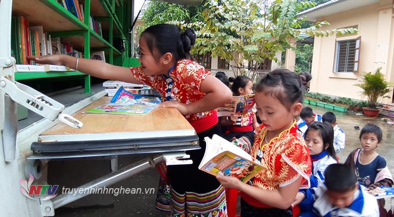 Học sinh hào hứng với "Thư viện di động"