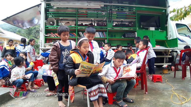 Thư viện di động lần đầu đến với học sinh vùng cao, mang đên cho các em cảm giác mới lạ.