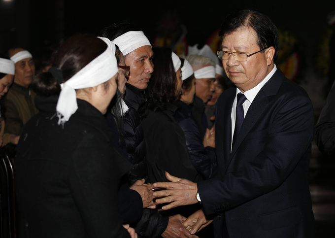 Phó Thủ tướng Trịnh Đình Dũng chia buồn cùng gia quyến nhạc sĩ. "Cảm ơn anh đã để lại những tác phẩm đẹp, đặc biệt là những bài thơ, ca khúc làm rung động con tim của bao người trong đó có tôi, đã đánh thức bao kỷ niệm đắng cay, ngọt ngào, yêu thương, vui buồn và những điều tốt đẹp", Phó Thủ tướng ghi trong sổ tang.
