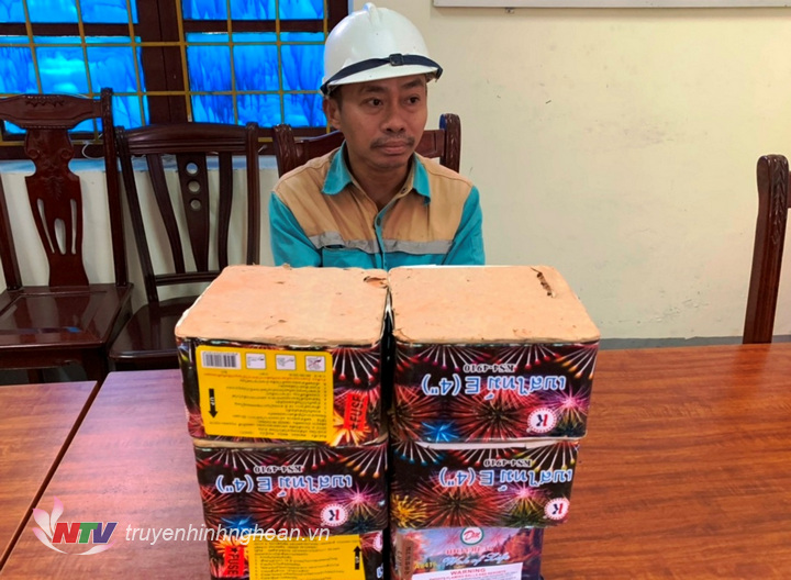 Đối tượng Dương Xuân Nam cùng tang vật.
