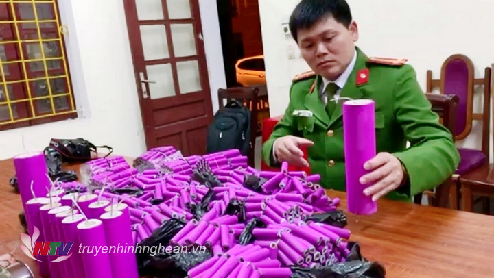 Công an kiểm tra số tang vật thu được.