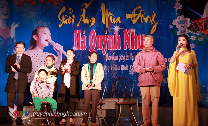 Lãnh đạo huyện và gia đình Hà Quỳnh Như tặng 60 suất quà cho gia đình có hoàn cảnh khó khăn ở xã Phúc Thành