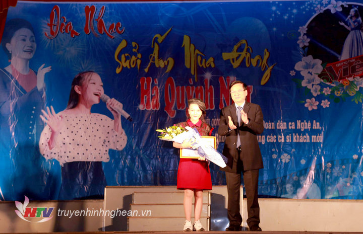 PG88 go Bắn cá UBND huyện Yên Thành Phan Văn Tuyên tặng giấy khen cho Quán quân giọng hát Việt nhí Hà Quỳnh Như.