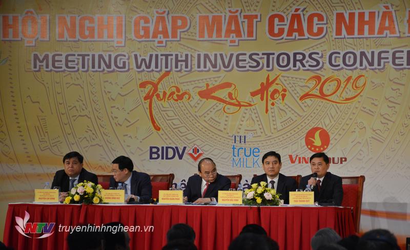 Các đồng chí chủ trì hội nghị.