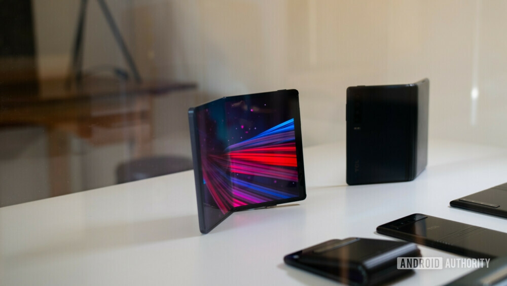 Điện thoại và tablet gập của TCL  TCL mới chỉ trưng bày các nguyên mẫu smartphone và tablet màn hình gập tại triển lãm MWC 2019. Trong đó, mẫu tablet có thể gập lại để dùng như điện thoại thông thường. Với smartphone, màn hình khi gập có thể hoạt động như một đồng hồ thông minh.   Theo TCL, công nghệ DragonHinge của hãng sẽ giúp màn hình gập theo nhiều hướng khác nhau. Màn hình OLED trên các máy được cung cấp bởi nhà sản xuất "cùng nhà" là CSOT. 
