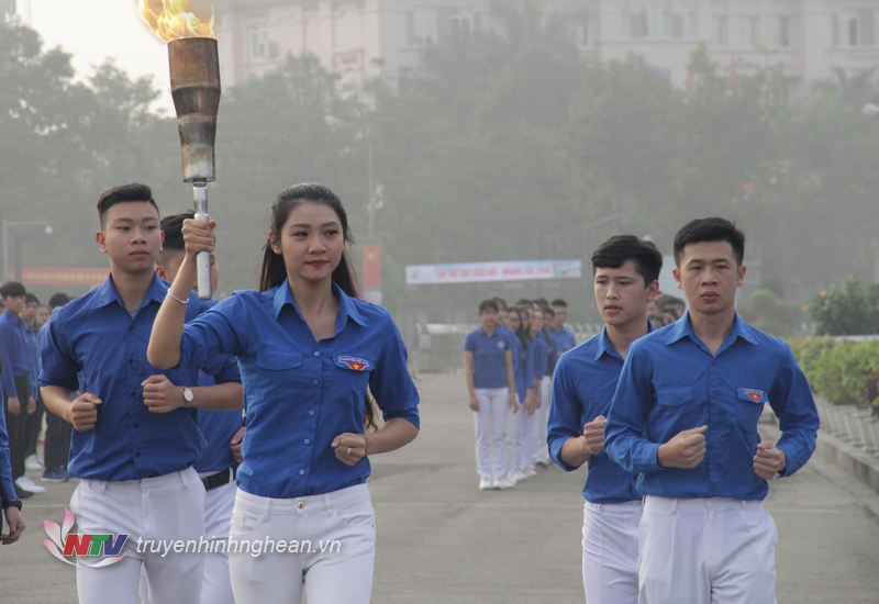 Ngọn lửa truyền thống được các đoàn viên thanh niên ưu tú rước từ Nhà thờ các liệt sỹ Xô Viết Nghệ Tĩnh về tới Quảng trường Hồ Chí Minh và tượng đài Bác.