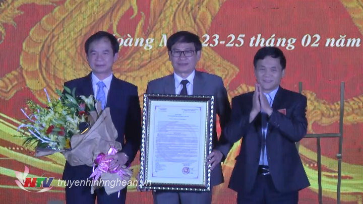 Lãnh đạo thị xã Hoàng Mai đón nhận quyết định công nhận đền Cờn là điểm du lịch PG88 go Bắn cá 2019.