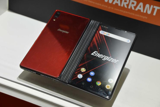 Energizer PowerMax P8100S  Ngoài smartphone "siêu pin" dung lượng tới 18.000 mAh, Energizer còn ra mắt một điện thoại gập là PowerMax P8100S với một màn hình 6 inch và một màn hình gập phía trong kích thước khi mở là 8,1 inch.   Máy có cấu hình tốt với chip xử lý Qualcomm Snapdragon 855, RAM 8 GB, bộ nhớ trong 256 GB, Smartphone này hỗ trợ mạng 5G, pin dung lượng 10.000 mAh và giá bán dưới 1.000 USD. 
