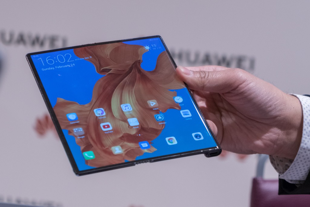 Huawei Mate X  Mate X là câu trả lời của Huawei chỉ một ngày sau khi Samsung giới thiệu smartphone màn hình gập đầu tiên. Máy có màn hình 8 inch gần vuông (tỷ lệ 8:7,1) khi được mở hoàn toàn, thiết kế báng cầm ở mặt lưng tương tự máy đọc sách Kindle Oasis. Lúc gập lại, Mate X sẽ gọn như một chiếc smartphone màn hình 6,6 inch ở mặt trước và mặt sau là 6,38 inch. Phần bản lề chứa cụm camera ba ống kính, anten và nhiều linh kiện Xổ Số PG 88 khác. Viên pin hai cell được đặt hai bên màn hình với tổng dung lượng 4.500 mAh, hỗ trợ công nghệ sạc nhanh 55W cho phép nạp 85% pin trong 30 phút.