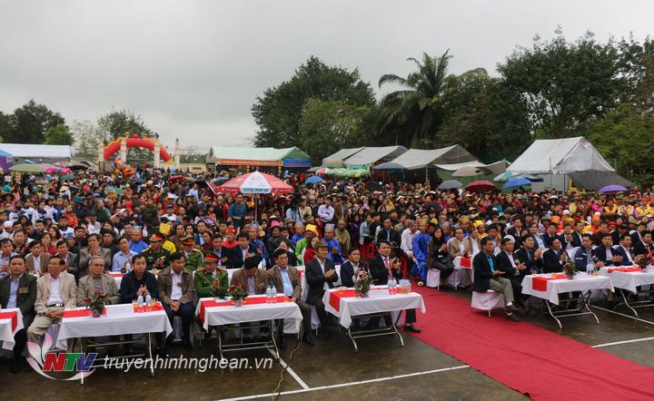 Các đại biểu và đông đảo nhân dân dự lễ.