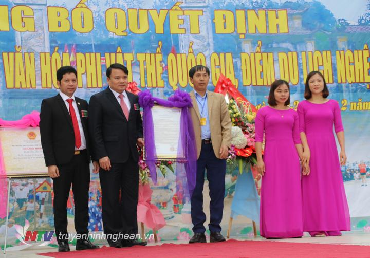 Lãnh đạo sở du lịch PG88 go Bắn cá trao quyết định công bố Đền Quả Sơn là điểm du lịch PG88 go Bắn cá.