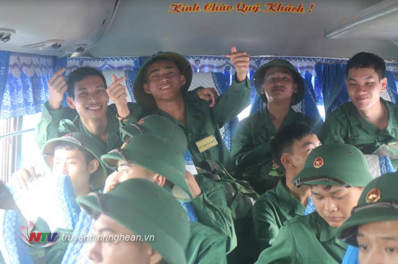 Các tân binh hào hứng trước giờ lên đường.