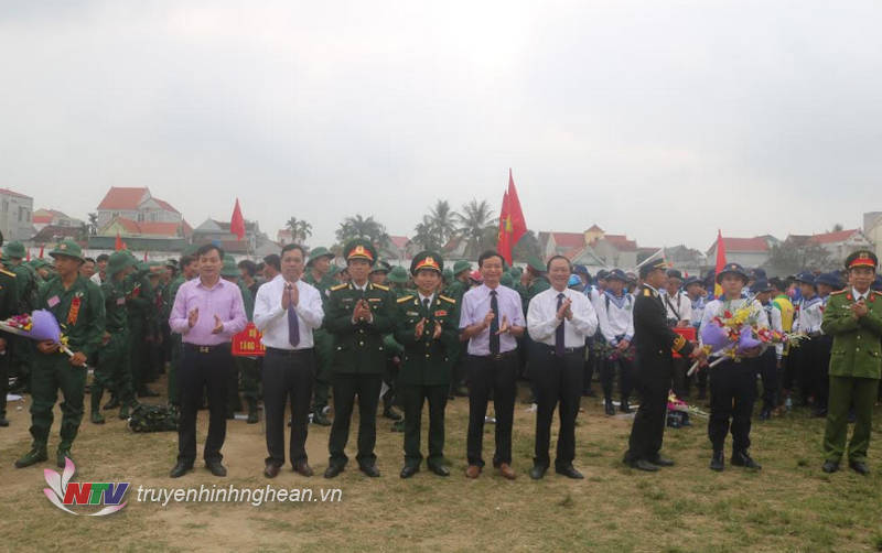 Lãnh đạo huyện tặng hoa, động viên các tân binh lên đường nhập ngũ.