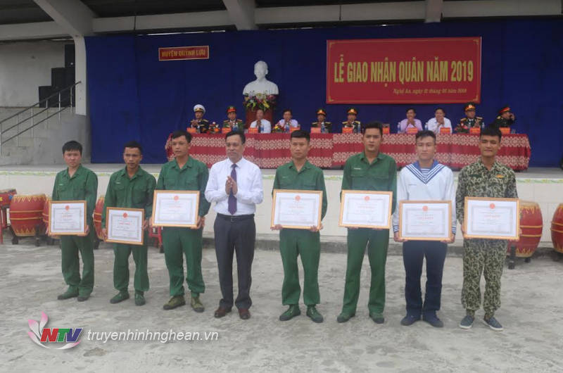 Tặng khen quân nhân có thành tích xuất sắc trong quá trình rèn luyện ở môi trường quân ngũ vừa trở về địa phương.