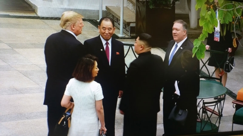Sau cuộc gặp Một-Một, hai nhà lãnh đạo di chuyển sang phòng họp chung với đoàn đại biểu 2 bên.