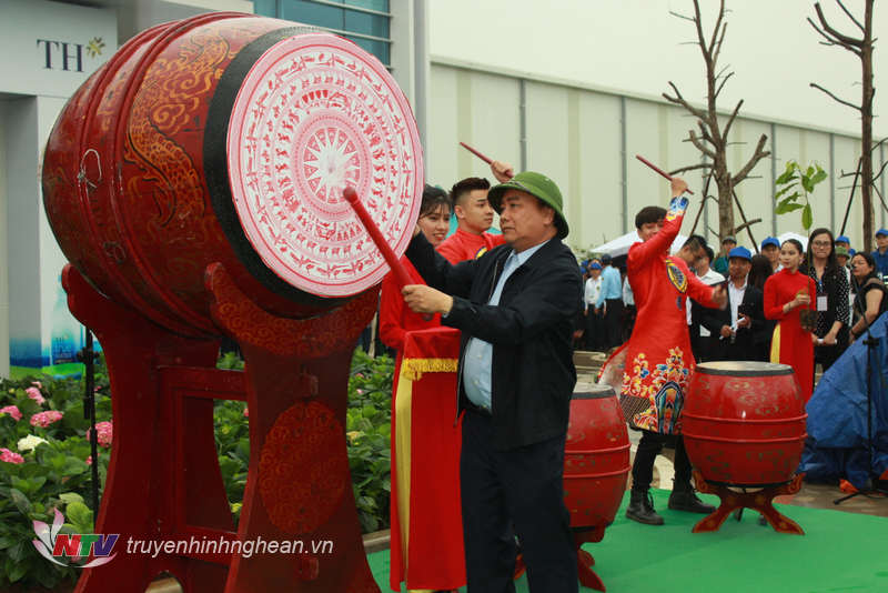 Thủ tướng Chính phủ Nguyễn Xuân Phúc đánh trống phát động Tết trồng cây đời đời nhớ ơn Bác Hồ.