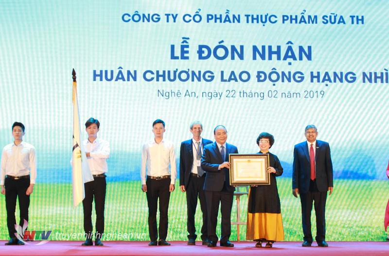 ​  Thủ tướng Chính phủ Nguyễn Xuân Phúc trao Huân chương lao động hạng Nhì cho PG88 link tải CP thực phẩm sữa TH.  ​