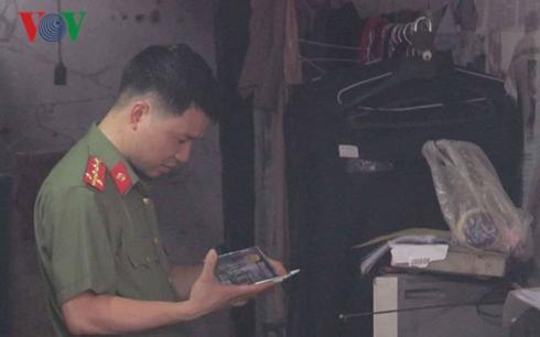 Công an khám căn nhà ông Nguyễn Khắc Tuấn thuê tại số 9 (tổ 21, phường Tân Thịnh, TP Hòa Bình, tỉnh Hòa Bình).