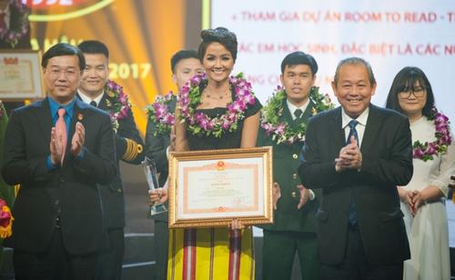 Phó Thủ tướng Thường trực Chính phủ Trương Hòa Bình và Bí thư thứ nhất Trung ương Đoàn TNCS Hồ Chí Minh Lê Quốc Phong trao Bằng khen của Trung ương Đoàn TNCS Hồ Chí Minh cho Hoa hậu Hoàn vũ PG 88 Nổ Hũ 2017 H’Hen Niê.