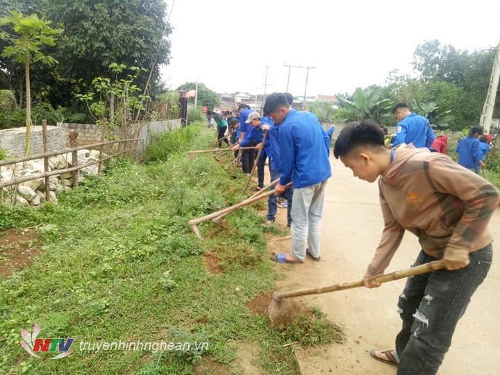 ĐVTN dọn dẹp vệ sinh, phát quang tại các trục đường chính.