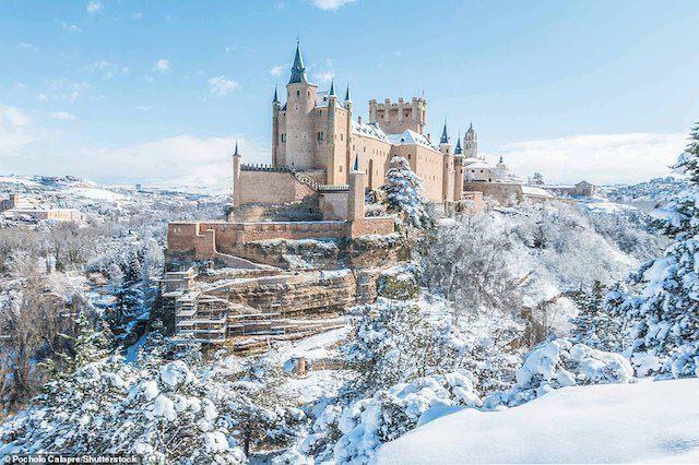 Kiến trúc của lâu đài Segovia là từ ý tưởng của các nhà nhà cai trị Kitô giáo của Castile ở Tây Ban Nha. Vua Alfonso VIII của Castile bắt đầu thay đổi nó thành cấu trúc đá vào khoảng năm 1200 và John II (1406-54) đã thêm vào một số đặc điểm như tòa tháp trong khi vua Philip II lại trang trí lâu đài với những ngọn tháp cao vào thế kỷ thứ 16.