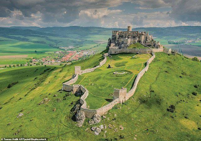 Một trong những lâu đài lớn nhất châu Âu, lâu đài Spiš ở Slovakia được xây dựng lần đầu tiên vào thế kỷ thứ 12. Một khu định cư hình thành bên cạnh, sau đó được đưa vào trong với một bức tường bao quanh. Khi các khu định cư tiếp theo được thành lập, bức tường được mở rộng hơn vào thế kỷ 14 và 15. Bị bỏ hoang vào đầu thế kỷ 18, đến nay, lâu đài chỉ mới được khôi phục một phần.
