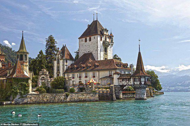 Sau khi chiếm một pháo đài trên những ngọn đồi ở Oberhofen, gia đình von Eschenbach chuyển đến bờ hồ Thun ở Thụy Sĩ và bắt đầu xây dựng lâu đài Oberhifen hiện tại vào khoảng năm 1200. Năm 1306, gia đình Habsburg ép buộc gia đình von Eschenbach phải bán lâu đài Oberhofen lại cho họ. Nhưng sau khi Liên bang Thụy Sĩ đánh bại Habsburg trong trận Sempach năm 1386, bang Bern đã giành quyền kiểm soát lâu đài, trước khi bán nó cho một trong những gia đình có quyền lực của thành phố.